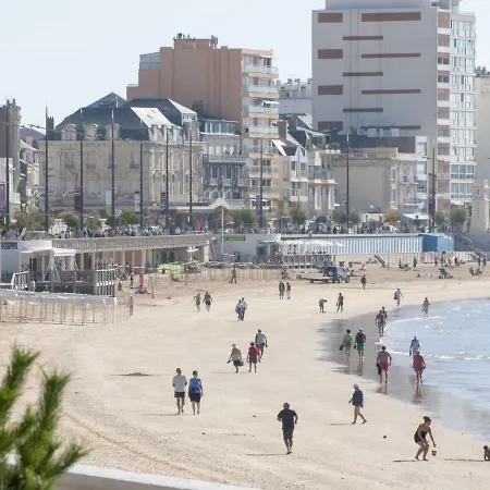 Aux Sables-d'olonne: Et Commerces A Proximite - Fr-1-92-902 Apartment
